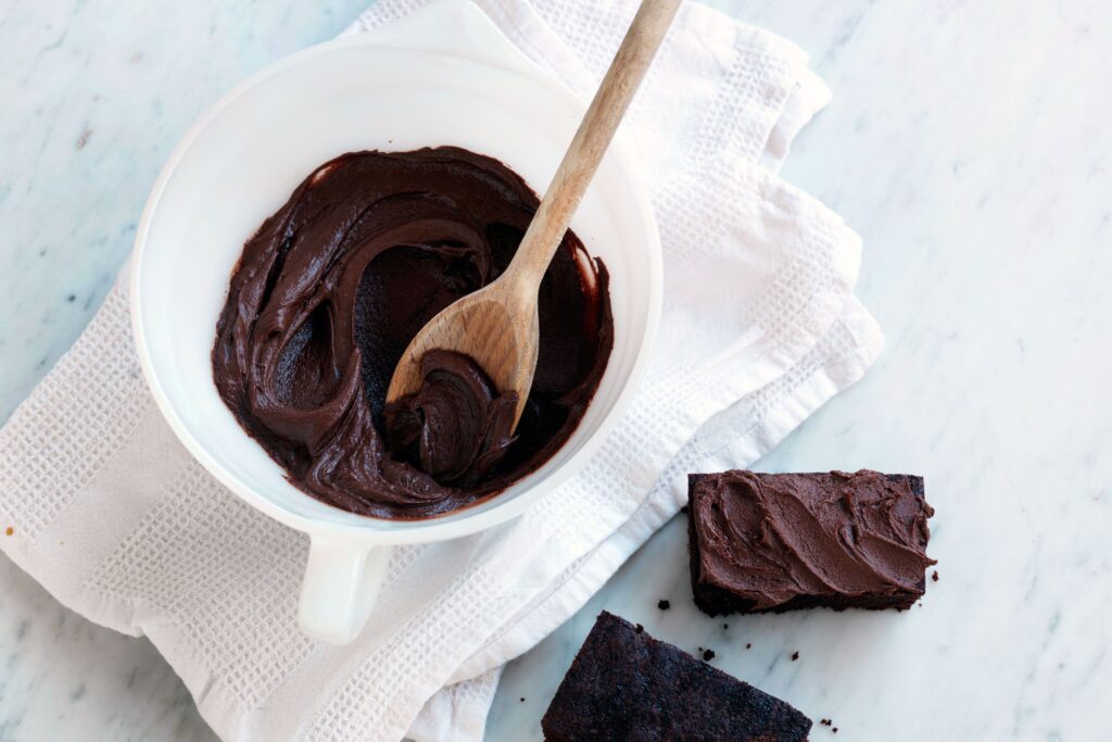 طريقة عمل الكيك بالشوكولاتة سهلة وسريعة 2