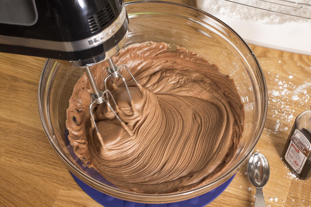 طريقة عمل الكيك بالشوكولاتة سهلة وسريعة 4
