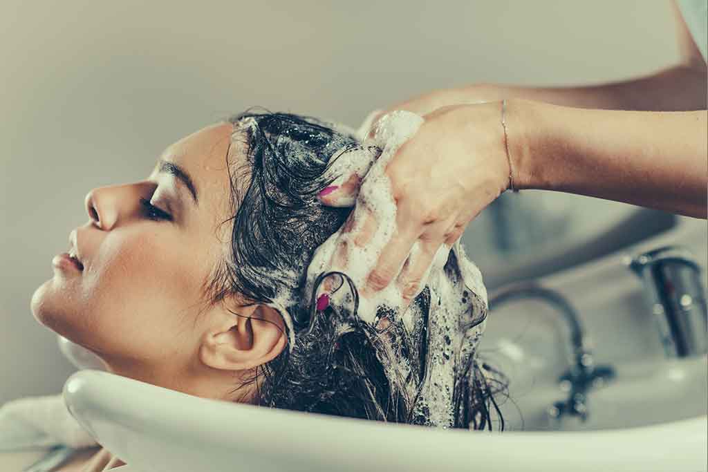 أفضل المنتجات للعناية بالشعر لتعزيز الصحة واللمعان.