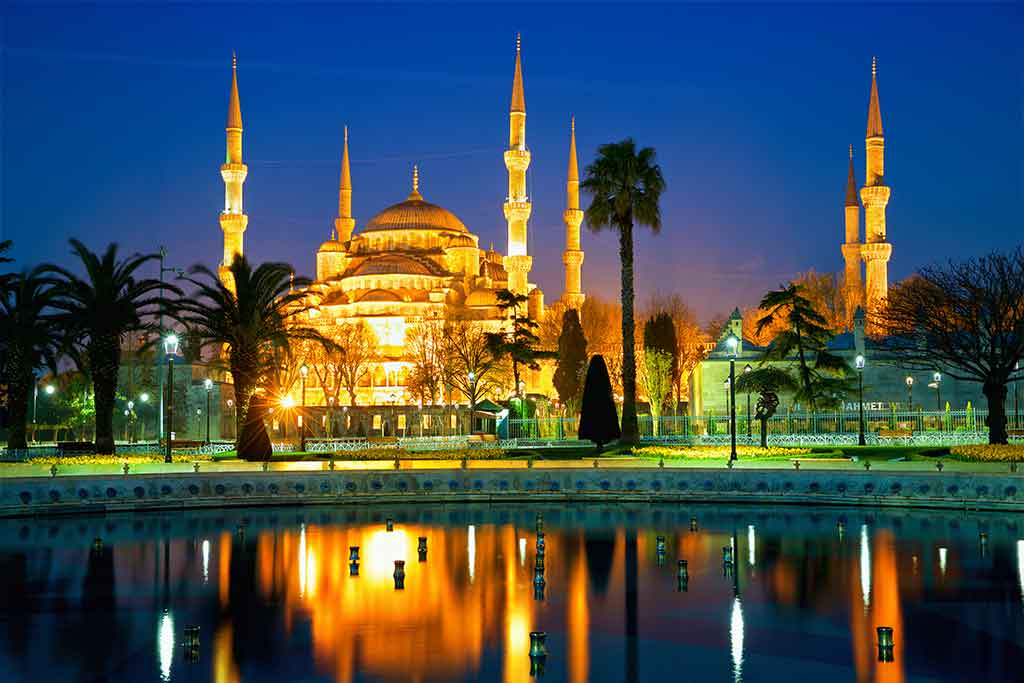 اسطنبول وتعرف ايضا تاريخيا بيزنطة والقسطنطنية واستالة واسلامبول