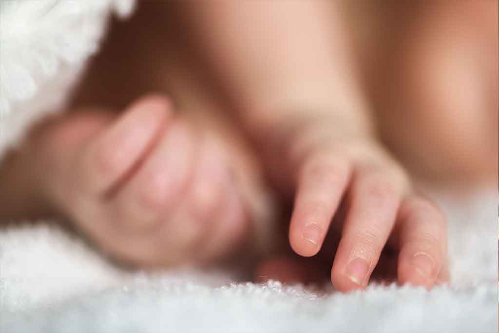 فأر يعض طفلا رضيع في رهط وهو نائم بانحاء جسده ونقله للمشفى
