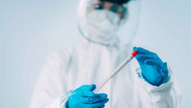 تدرس وزارة الصحة فرض قيود، بما في ذلك اختبار فيروس كورونا الإلزامي، على الأشخاص العائدين من الصين
