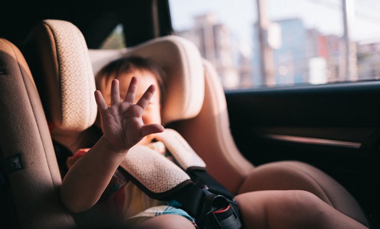 مخالفة 250 شيكل و 4 نقاط الزام السائقين بجهاز لمنع نسيان الاطفال بالسيارة